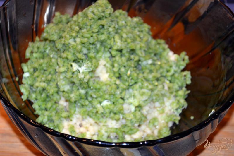 Фото приготовление рецепта: Оладушки с брокколи и грибами шаг №2