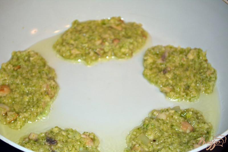 Фото приготовление рецепта: Оладушки с брокколи и грибами шаг №3