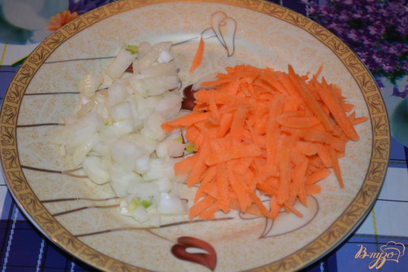 Фото приготовление рецепта: Сливочный суп с сыром и сырными палочками шаг №2
