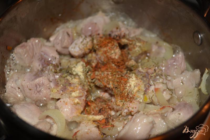 Фото приготовление рецепта: Свинина с изюмом шаг №6