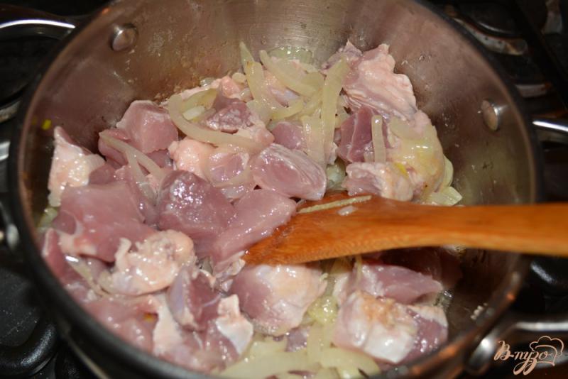 Фото приготовление рецепта: Свинина с изюмом шаг №4