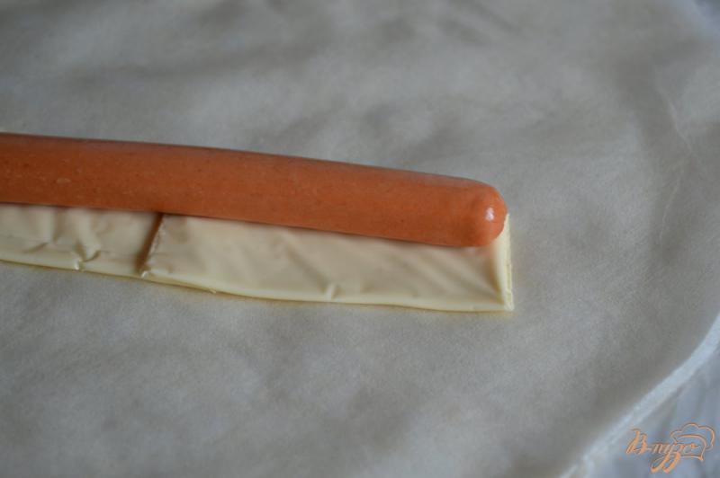 Фото приготовление рецепта: Сосиски с сыром в тесте брик шаг №2