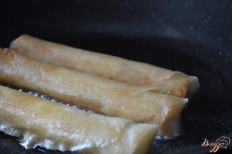 Фото приготовление рецепта: Сосиски с сыром в тесте брик шаг №4