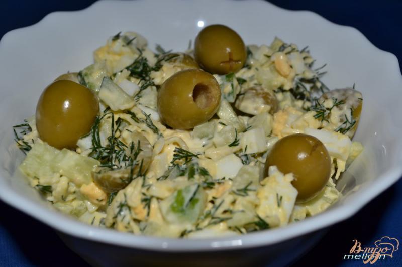 Фото приготовление рецепта: Салат с оливками и огурцом шаг №6