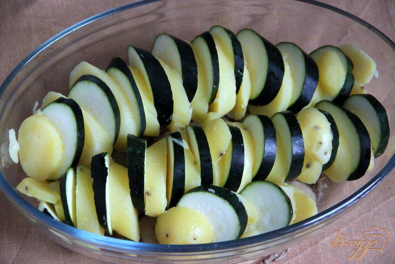 Фото приготовление рецепта: Пикантный гратин из картофеля и кабачка шаг №4