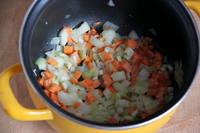 Фото приготовление рецепта: Томатный суп с травами и творожными шариками шаг №1