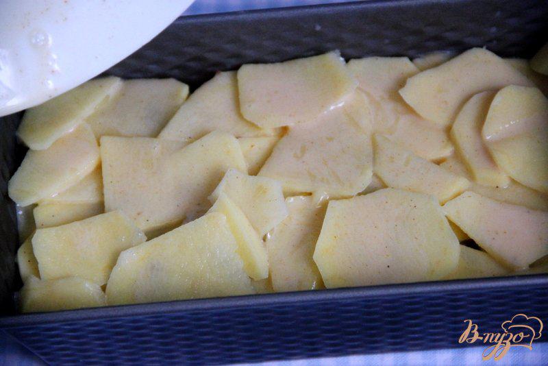 Фото приготовление рецепта: Картофельный слоёный кекс-запеканка шаг №5