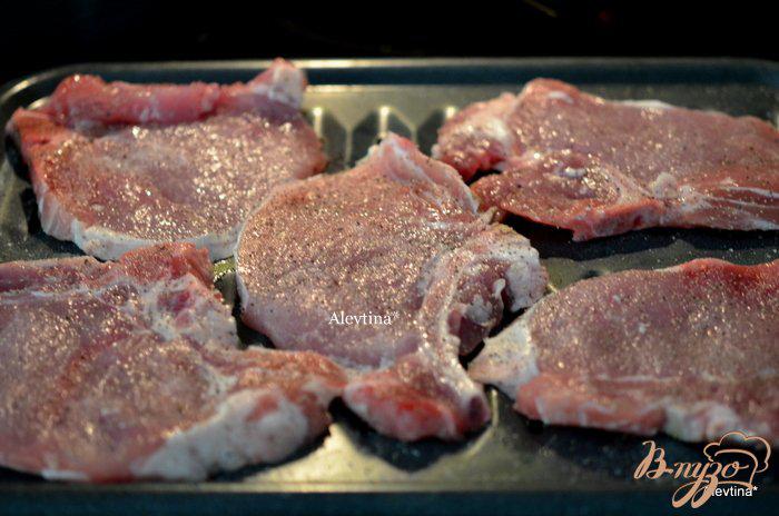 Фото приготовление рецепта: Свиные отбивные с зелеными стручками горошка и редисом шаг №2