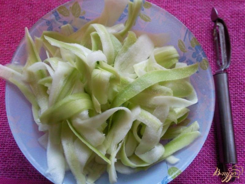 Фото приготовление рецепта: Салат из кабачков и зеленого лука шаг №1