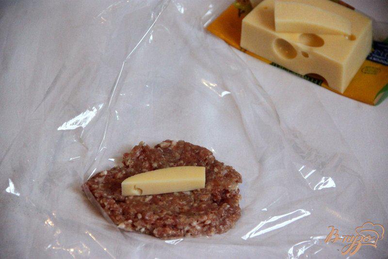 Фото приготовление рецепта: Зразы с сыром, запечённые  в сливочно-грибном соусе шаг №2