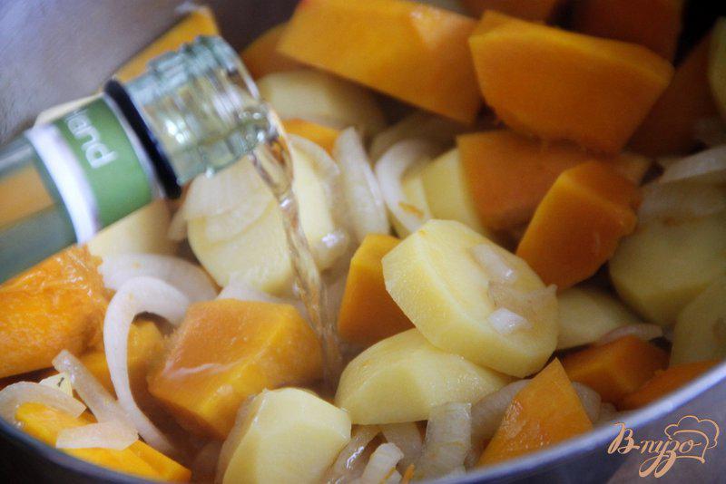 Фото приготовление рецепта: Пряный тыквенно-картофельный суп-пюре шаг №3
