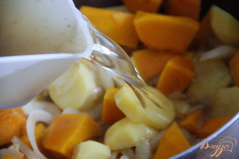 Фото приготовление рецепта: Пряный тыквенно-картофельный суп-пюре шаг №4