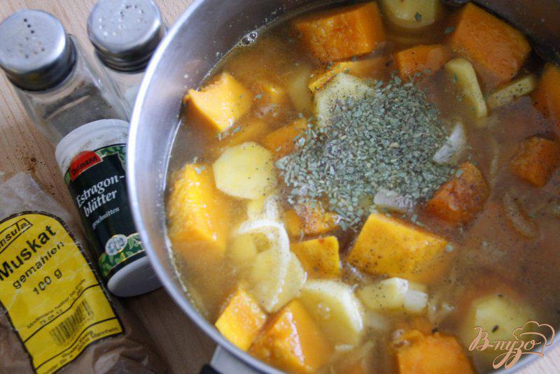 Фото приготовление рецепта: Пряный тыквенно-картофельный суп-пюре шаг №5