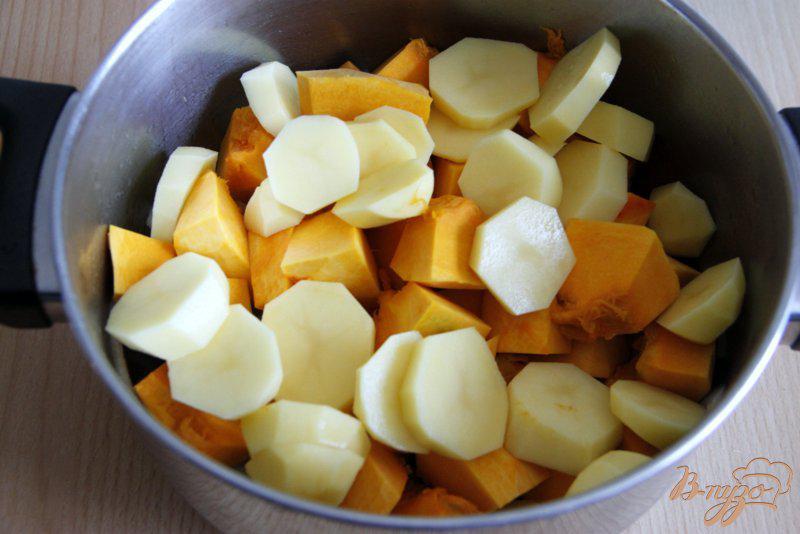Фото приготовление рецепта: Пряный тыквенно-картофельный суп-пюре шаг №2