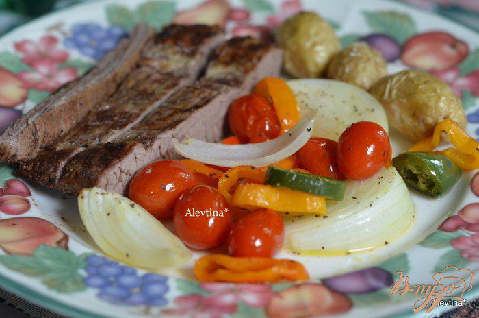 Фото приготовление рецепта: Пряный стейк с томатной сальсой шаг №4