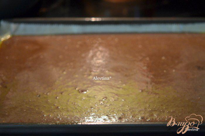 Фото приготовление рецепта: Шоколадный рулет с арахисовой начинкой шаг №3