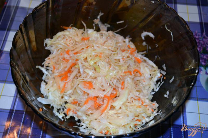 Фото приготовление рецепта: Зимний салат с квашеной капустой шаг №3