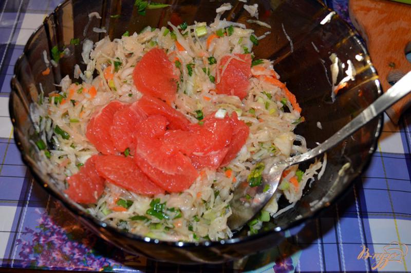 Фото приготовление рецепта: Зимний салат с квашеной капустой шаг №5