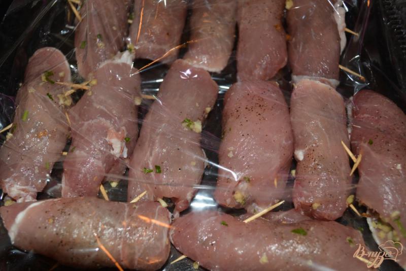 Фото приготовление рецепта: Свиные пальчики с начинкой из грецкого ореха и зелени шаг №3