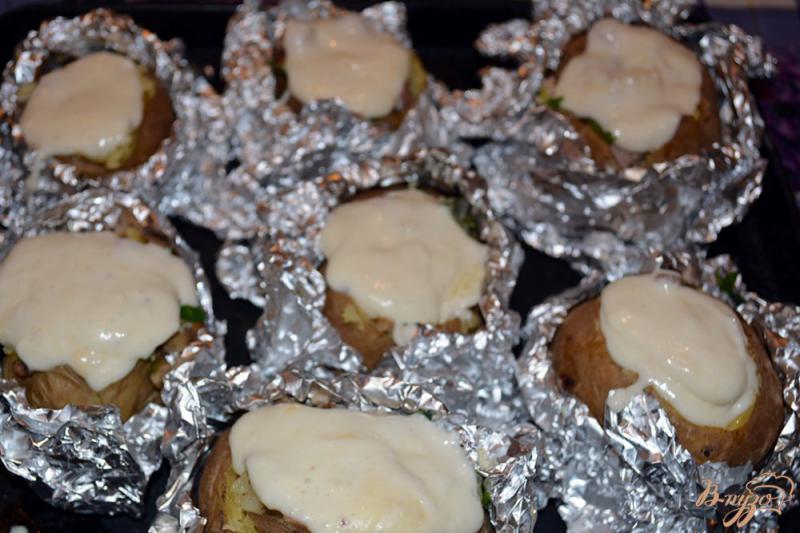 Фото приготовление рецепта: Картофель с начинкой запеченый с сыром шаг №10
