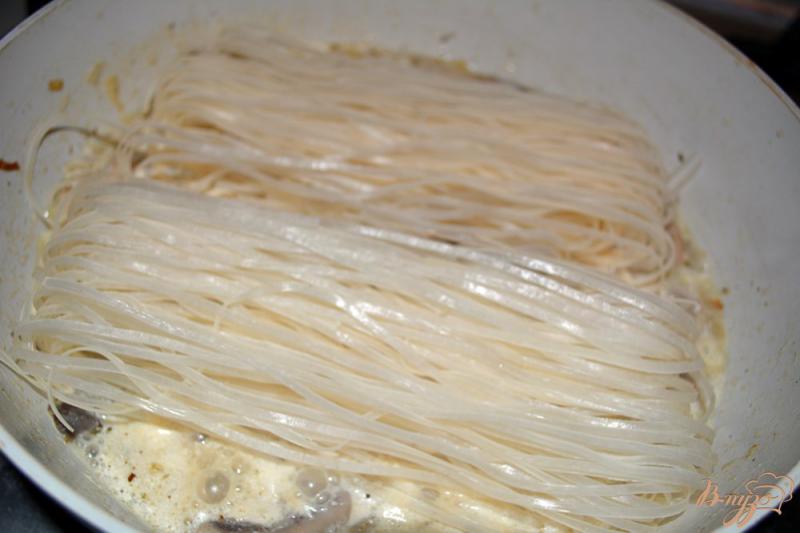 Фото приготовление рецепта: Рисовая лапша с грибами шаг №4
