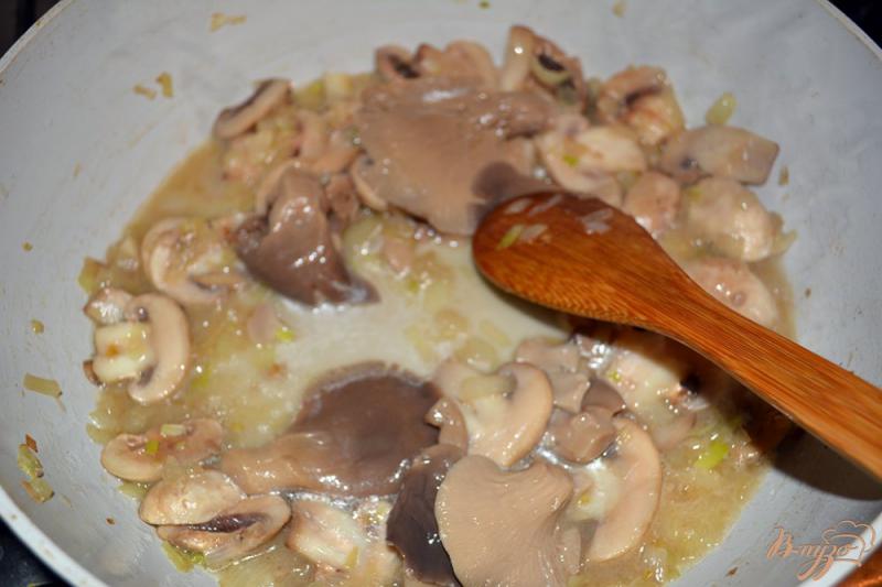Фото приготовление рецепта: Рисовая лапша с грибами шаг №3