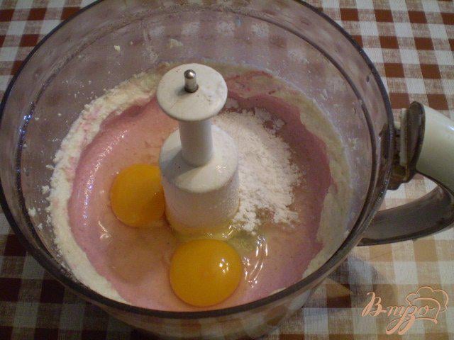 Фото приготовление рецепта: Творожная запеканка с клубникой шаг №4