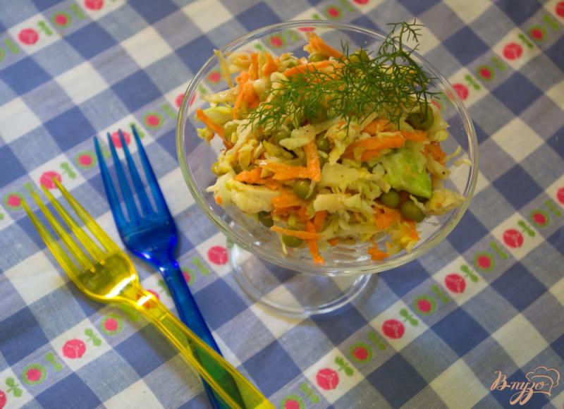 Фото приготовление рецепта: Салат с капустой, курицей и морковью шаг №6