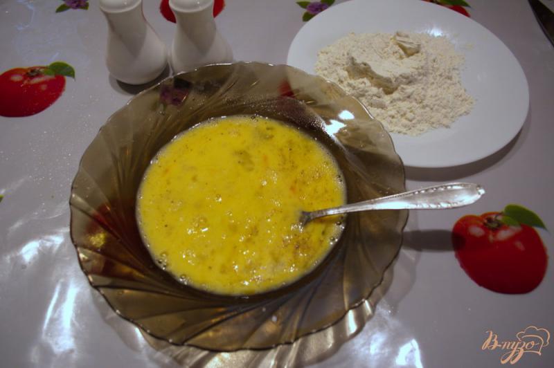 Фото приготовление рецепта: Отбивные с мятой , луком и сыром. шаг №2