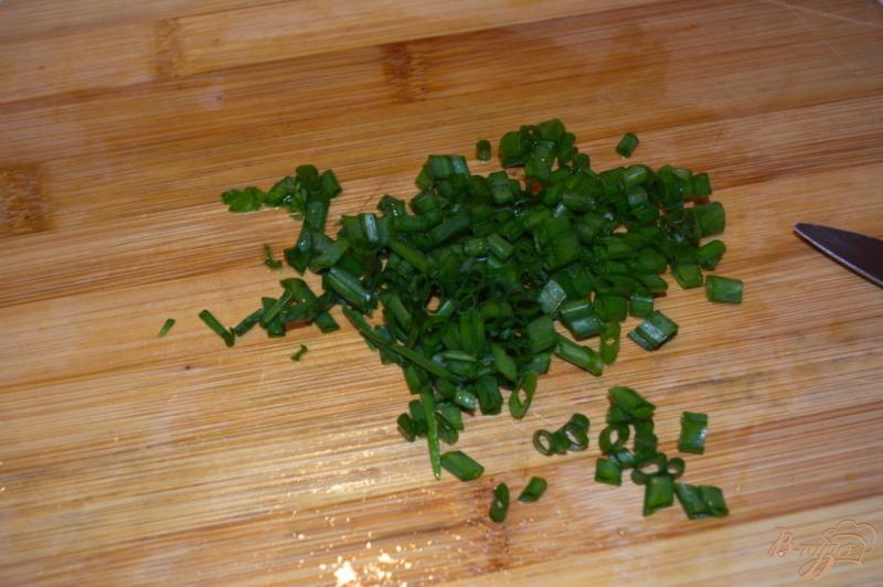 Фото приготовление рецепта: Огуречный салат с мятой и тыквенными семечками шаг №2
