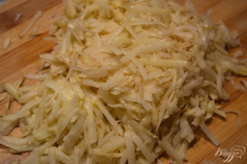 Фото приготовление рецепта: Драники из молодой картошки с рубленной курицей шаг №2