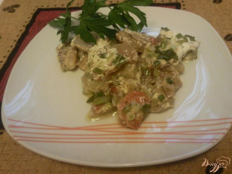 Фото приготовление рецепта: Молодой картофель с овощами под сметаной шаг №5