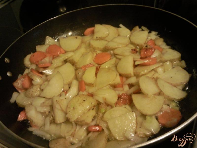 Фото приготовление рецепта: Молодой картофель с овощами под сметаной шаг №2
