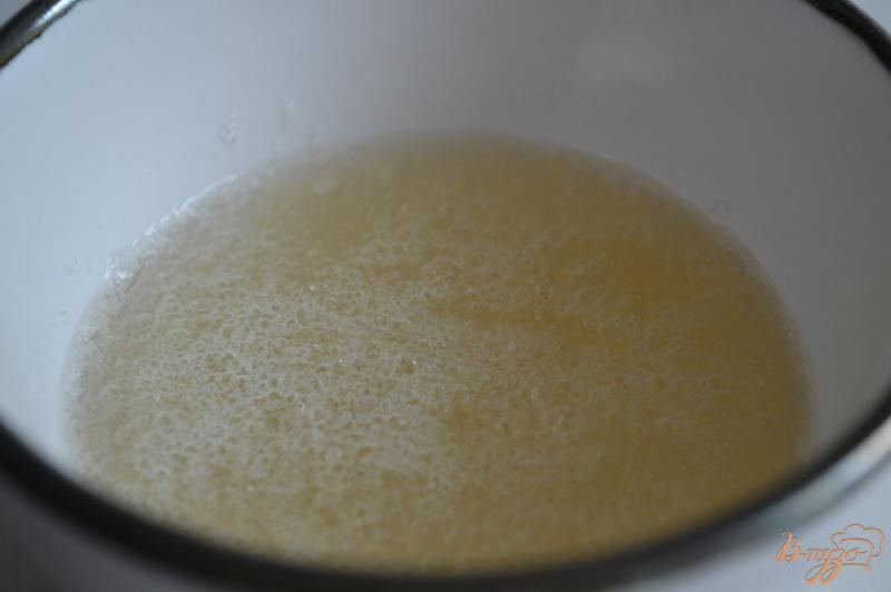 Фото приготовление рецепта: Молочно-чайное  желе с голубикой шаг №2