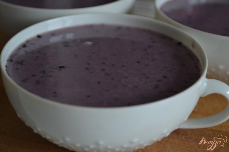 Фото приготовление рецепта: Молочно-чайное  желе с голубикой шаг №4