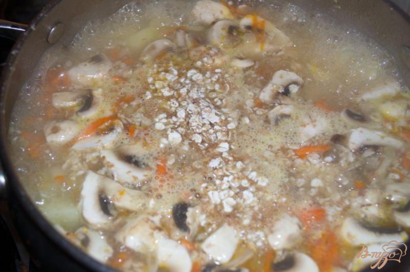 Фото приготовление рецепта: Овсяный суп с грибами и курицей шаг №7