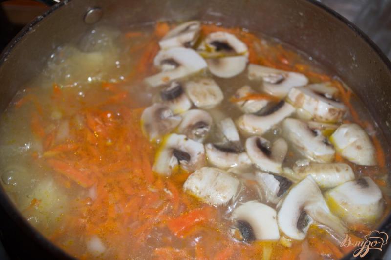 Фото приготовление рецепта: Овсяный суп с грибами и курицей шаг №6