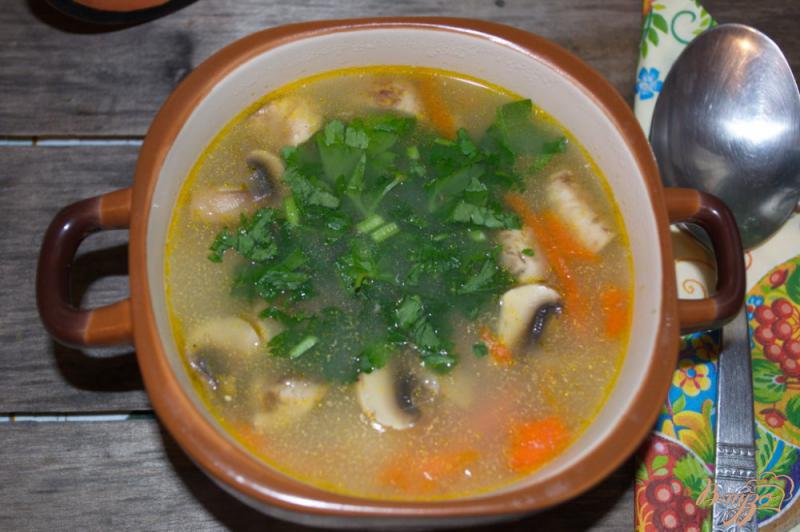Фото приготовление рецепта: Овсяный суп с грибами и курицей шаг №8