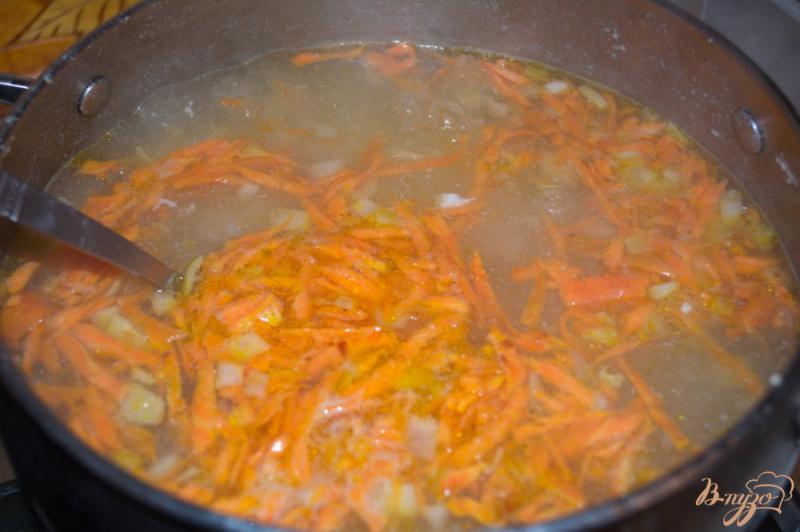 Фото приготовление рецепта: Овсяный суп с грибами и курицей шаг №5