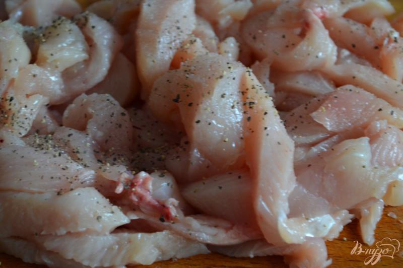 Фото приготовление рецепта: Мясо куриных грудок с вишнями шаг №1