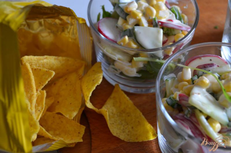 Фото приготовление рецепта: Овощной салат с рукколой и кукурузными чипсами шаг №4