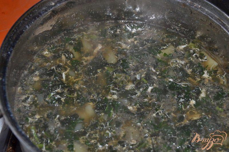 Фото приготовление рецепта: Крапивный суп с яйцом шаг №4