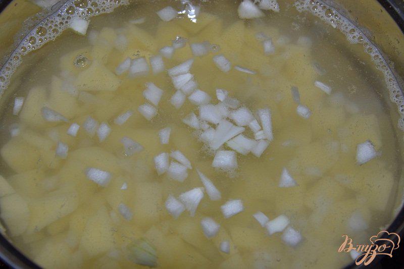 Фото приготовление рецепта: Крапивный суп с яйцом шаг №1