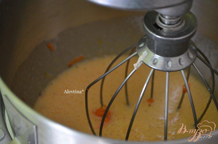Фото приготовление рецепта: Морковный кекс со сливой шаг №2