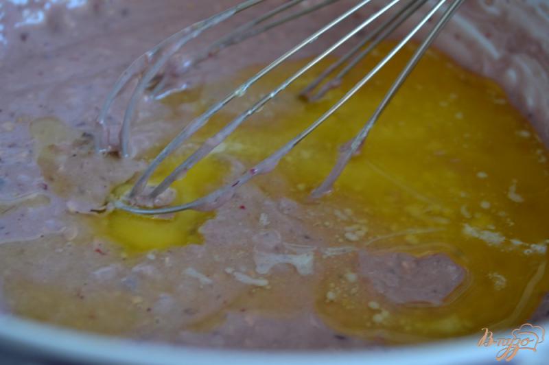 Фото приготовление рецепта: Бисквитные оладьи с ягодным конфитюром и овсом шаг №4