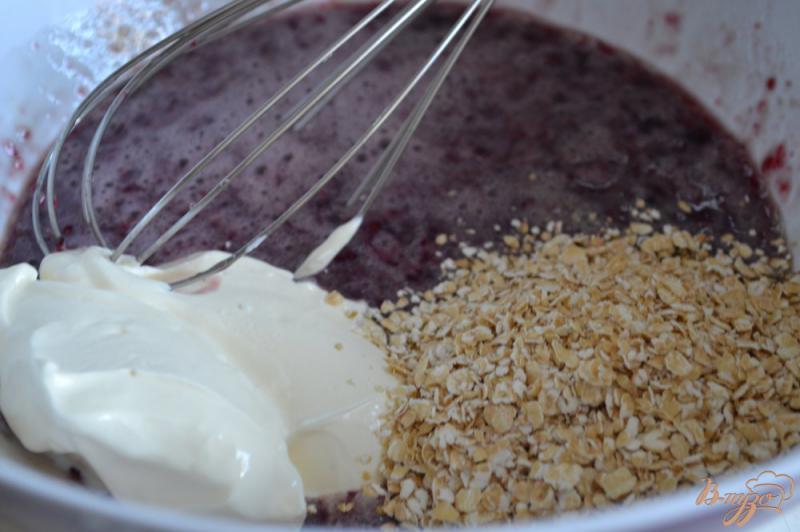 Фото приготовление рецепта: Бисквитные оладьи с ягодным конфитюром и овсом шаг №2