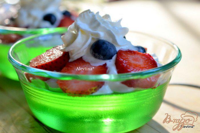 Фото приготовление рецепта: Десерт с желе и ягодами шаг №3
