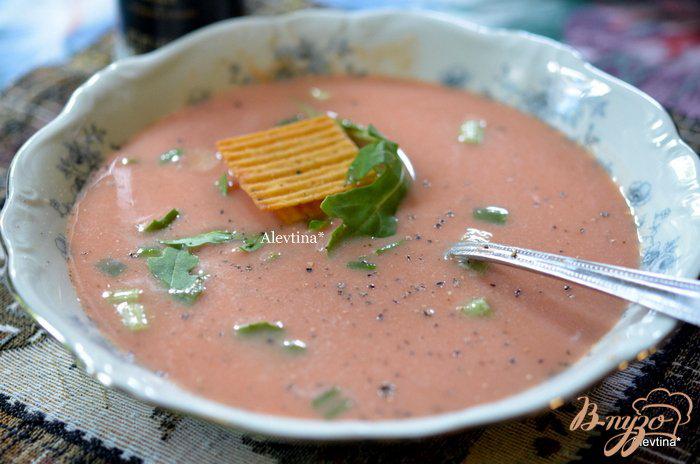 Фото приготовление рецепта: Холодный томатный суп с кефиром шаг №3