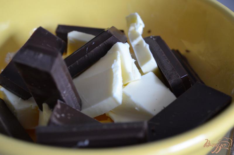 Фото приготовление рецепта: Шоколадный  фондан с малиновым конфитюром шаг №3