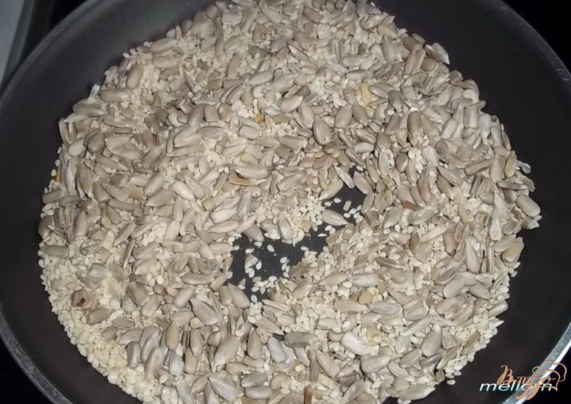 Фото приготовление рецепта: Кукурузно-пшеничное печенье с сыром и семечками шаг №1